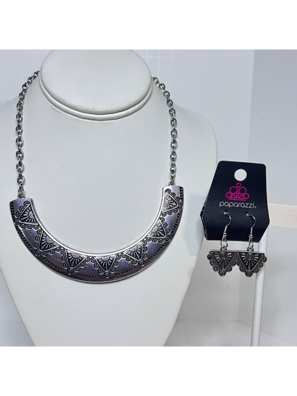 Paparazzi Persian Pharaoh Silver Tone Necklace And Matching Earrings (6486)